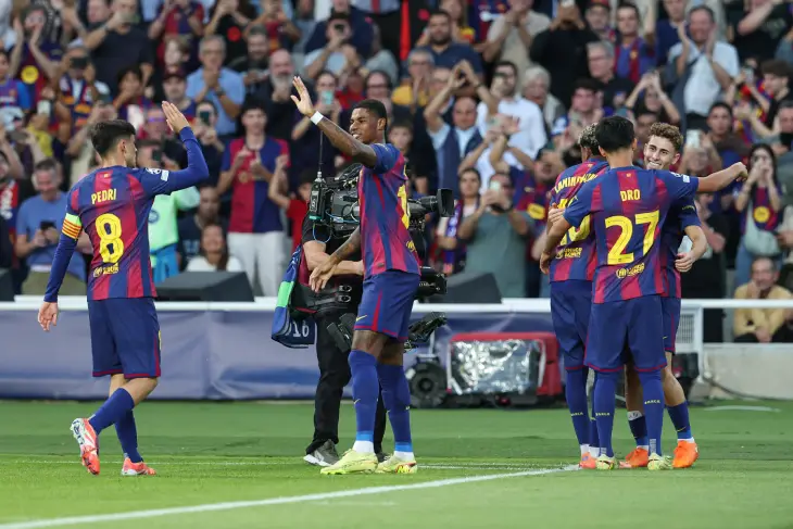 «Барселона» празднует гол