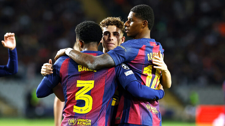 Игроки «Барселоны» празднуют гол