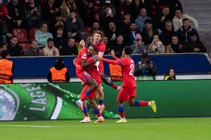 Игроки «ПСЖ» празднуют гол