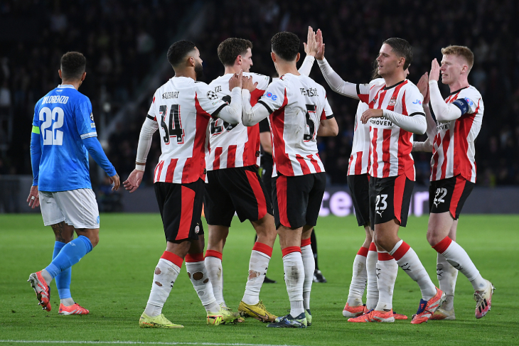 Игроки ПСВ празднуют гол