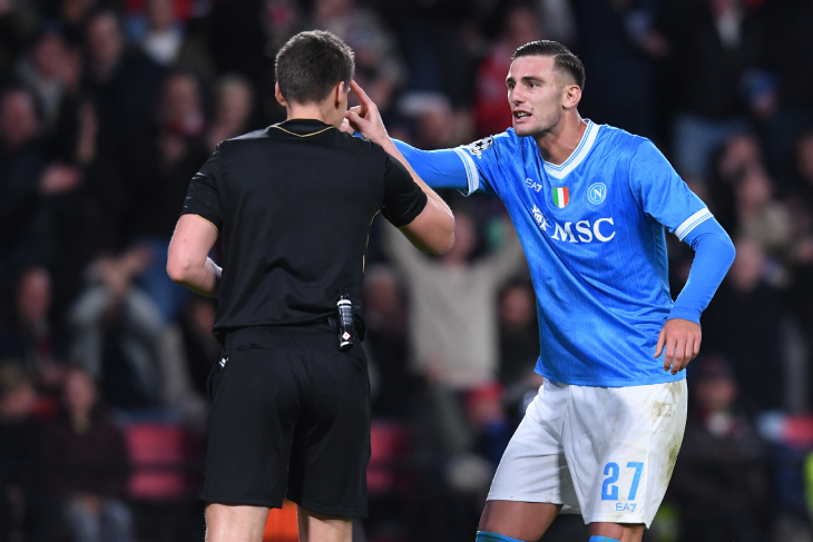 Лоренцо Лукка разговаривает с арбитром