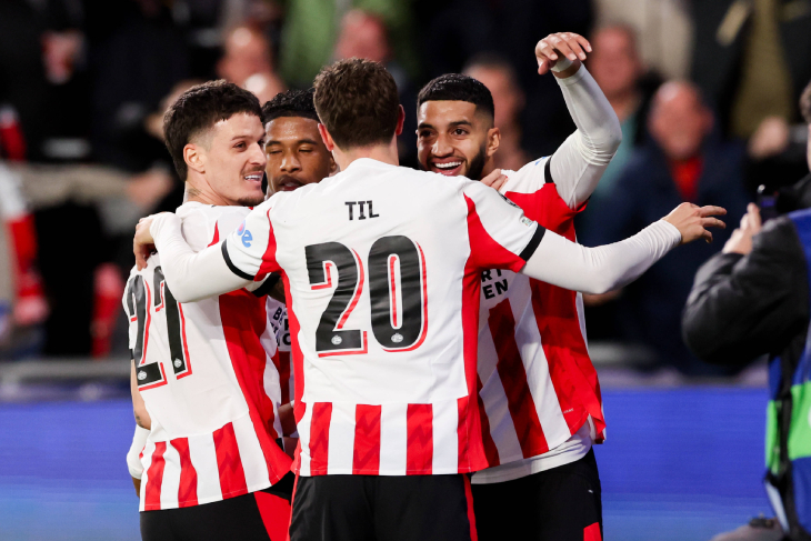 Игроки ПСВ празднуют гол