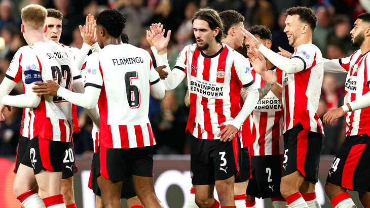 Игроки ПСВ празднуют гол