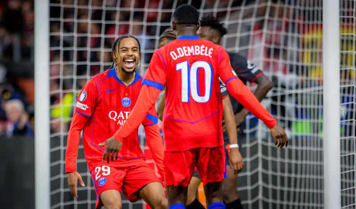 Барколя и Дембеле празднуют гол