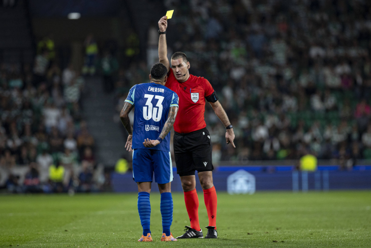 Арбитр показывает карточку Эмерсону