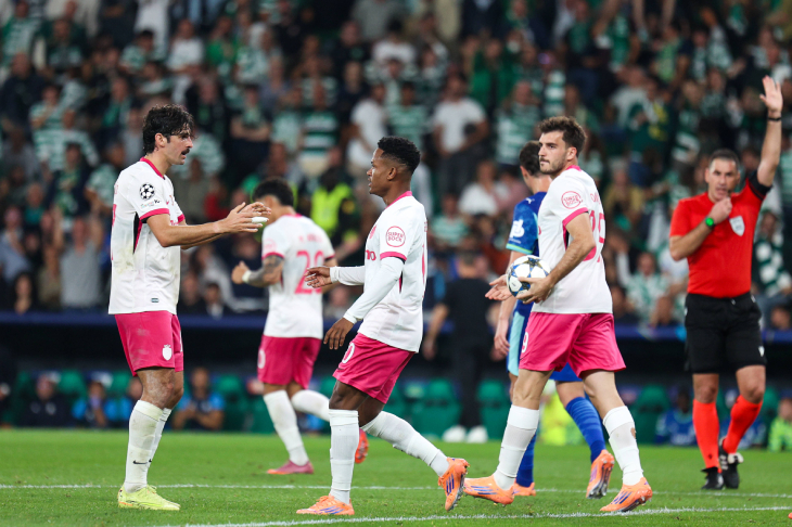 Игроки «Спортинга» празднуют гол