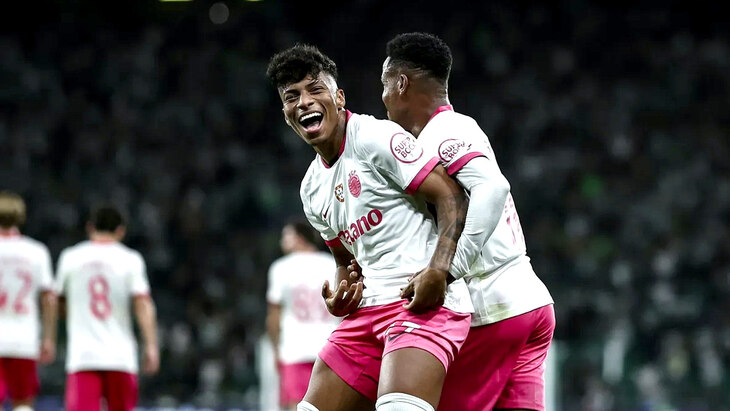 Алиссон Сантос празднует гол