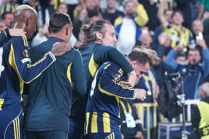 Игроки «Фенера» празднуют гол