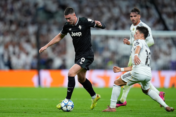 Душан Влахович с мячом