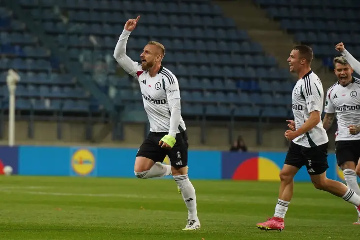 Рафал Аугустыняк празднует гол