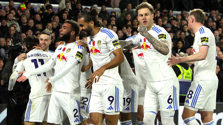 Игроки «Лидса» празднуют гол