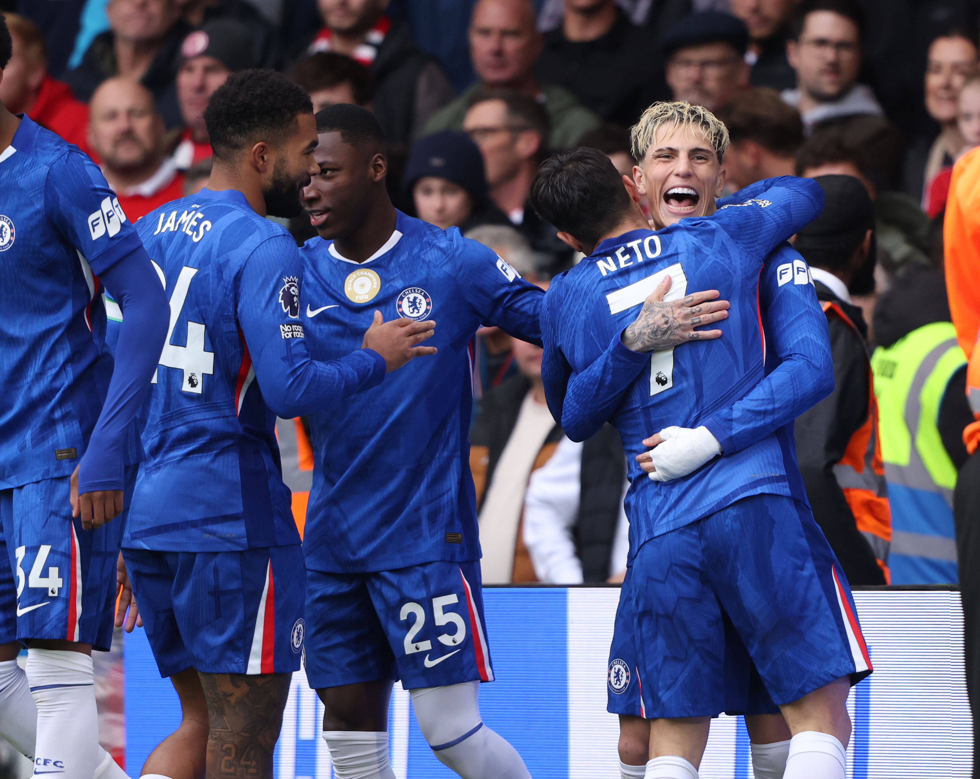 Игроки «Челси» празднуют гол