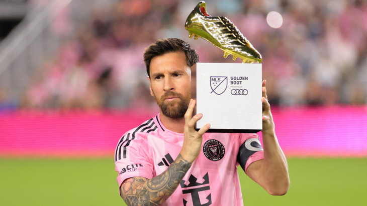 Лионель Месси с «Золотой бутсой»