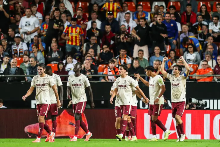 Футболисты «Вильяррела» празднуют гол