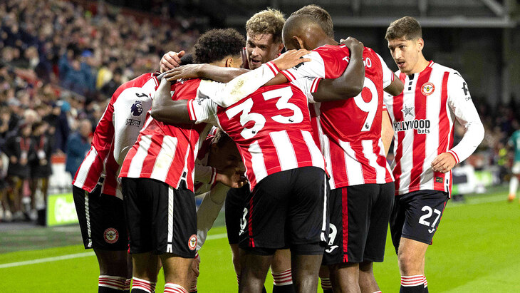 Игроки «Брентфорда» празднуют гол