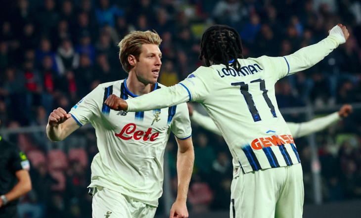 Игроки «Аталанты» празднуют гол