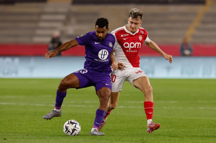 Александр Головин борется за мяч