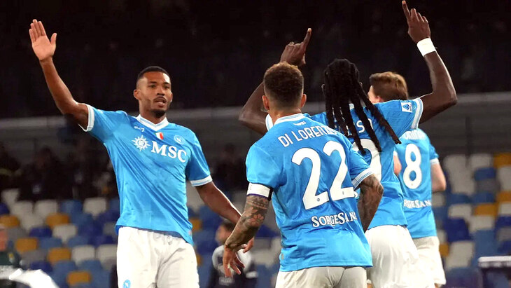 Игроки «Наполи» празднуют гол