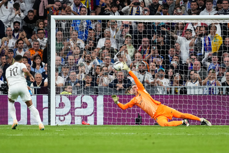 Щенсный тащит удар Мбаппе