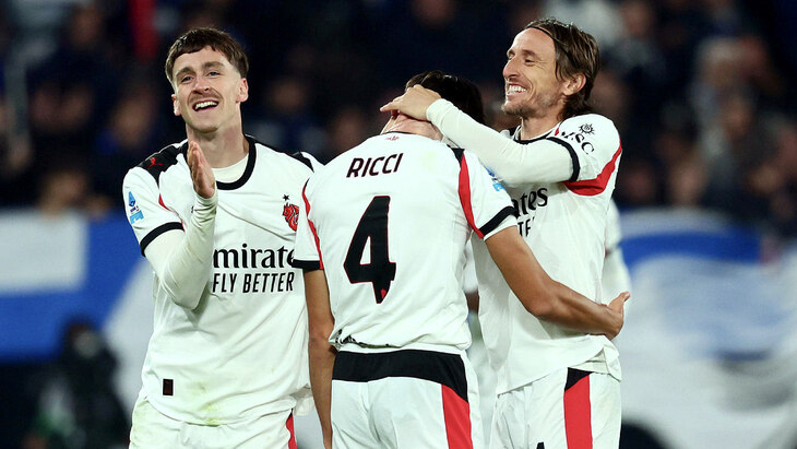 Игроки «Милана» празднуют гол