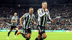 Фабиан Шер празднует гол