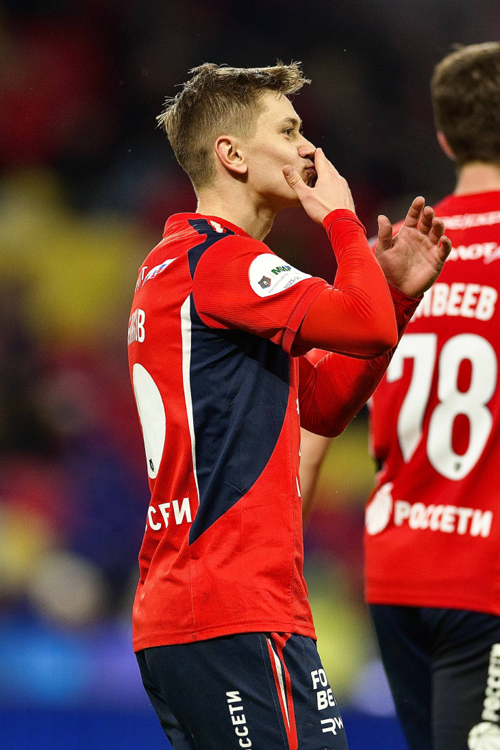 Иван Обляков празднует гол