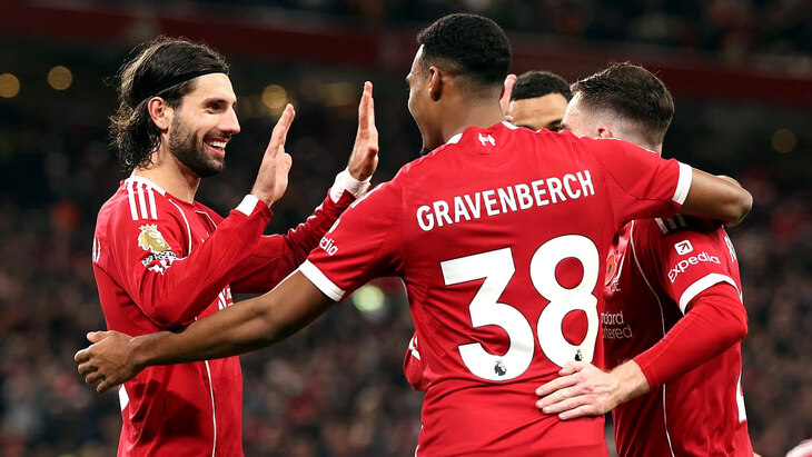 Игроки «Ливерпуля» празднуют гол