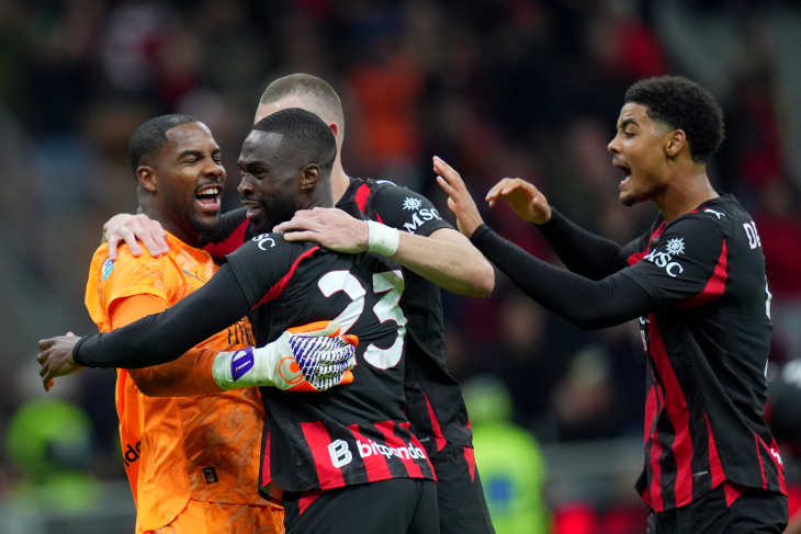 Майк Меньян празднует сейв удара с пенальти