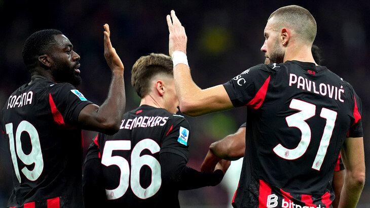 Игроки «Милана» празднуют гол