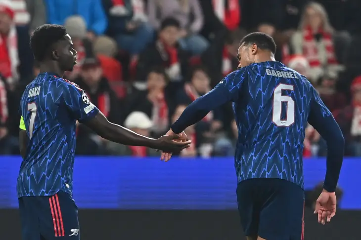 Букайо Сака празднует гол