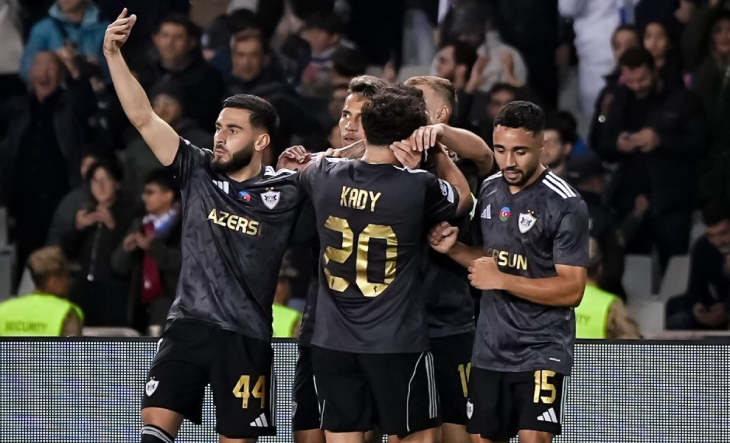 Игроки «Карабаха» празднуют гол