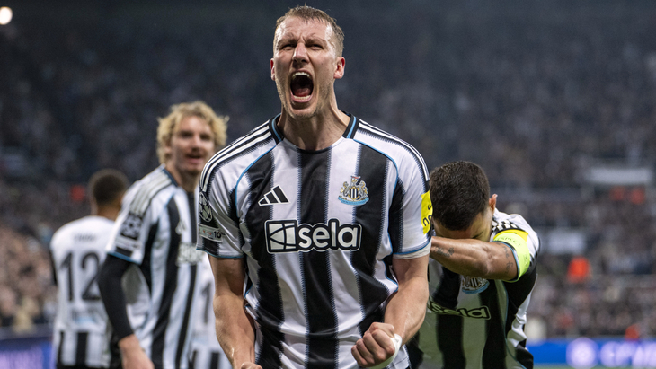 Дэн Бёрн празднует гол