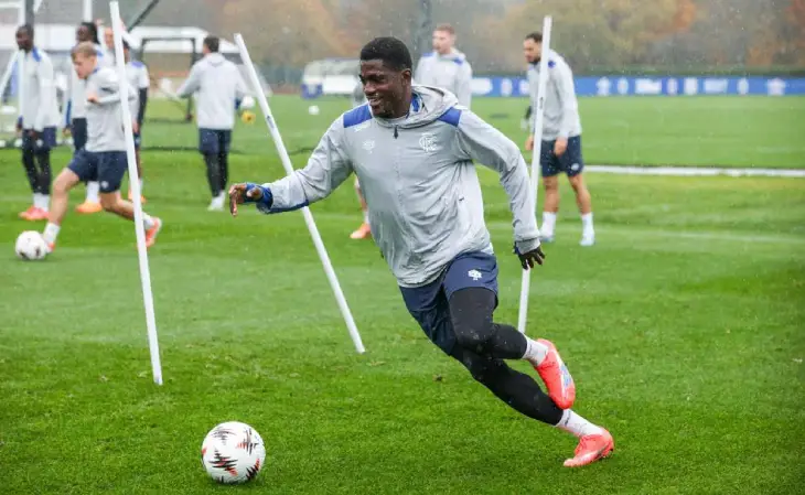 Игроки резвились на тренировке в типично шотландской погоде 