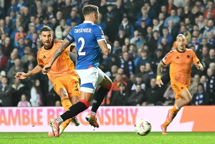 Пелегрини мягко покатил в угол ворот и забил второй мяч