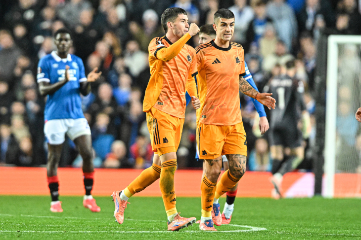 Игроки «Ромы» празднуют гол