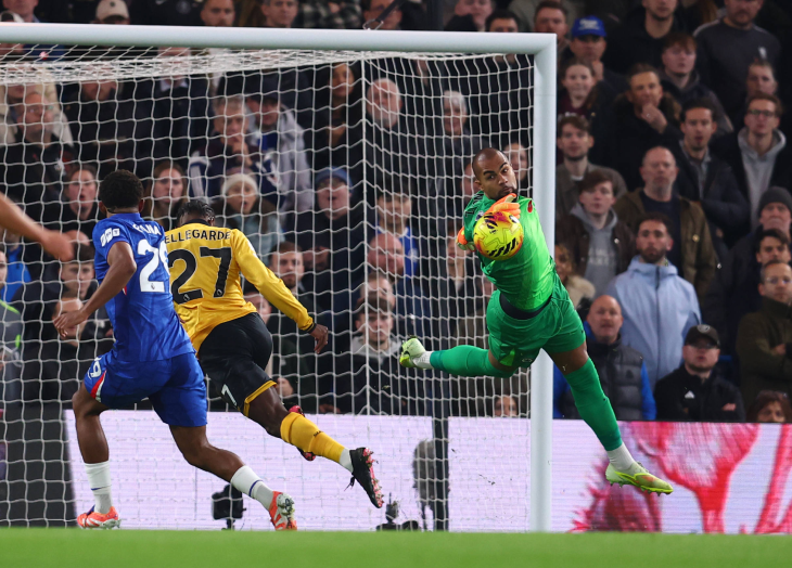 Вратарь «Челси» Роберт Санчес прерывает подачу Тчатчуа