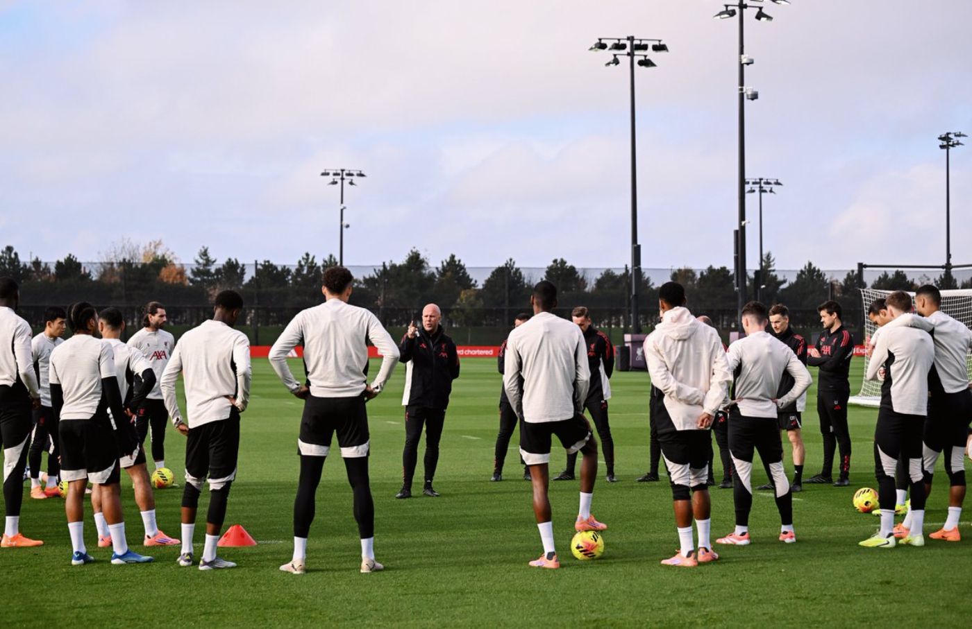 Арне Слот и игроки «Ливерпуля» во время тренировки