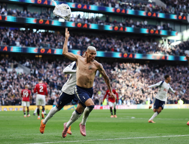 Ришарлисон празднует гол