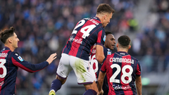 Игроки «Болоньи» празднуют гол