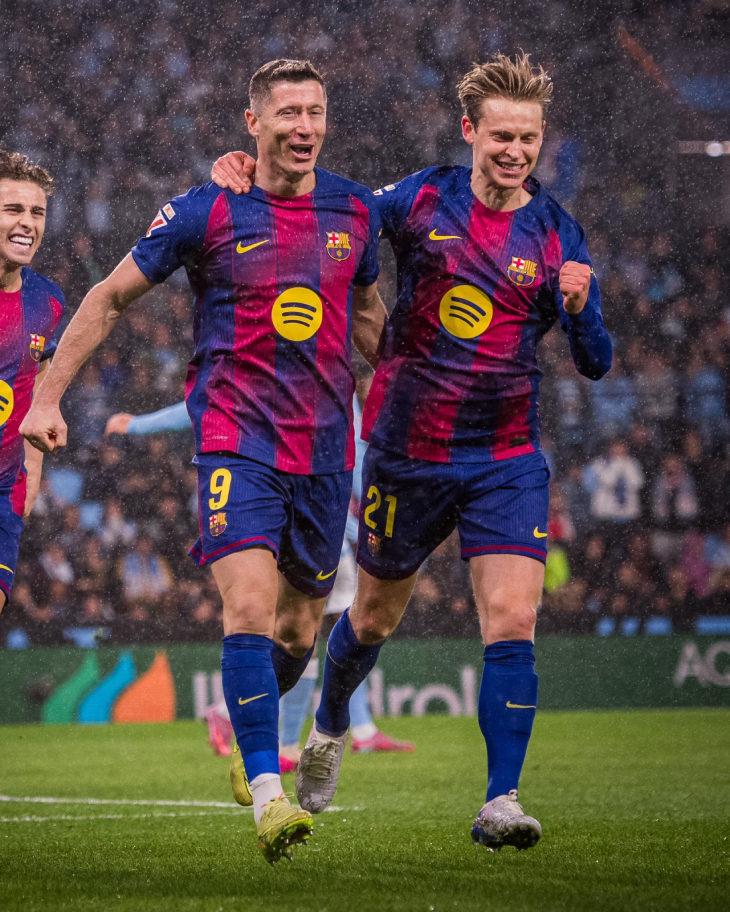 Футболисты «Барселоны» празднуют гол