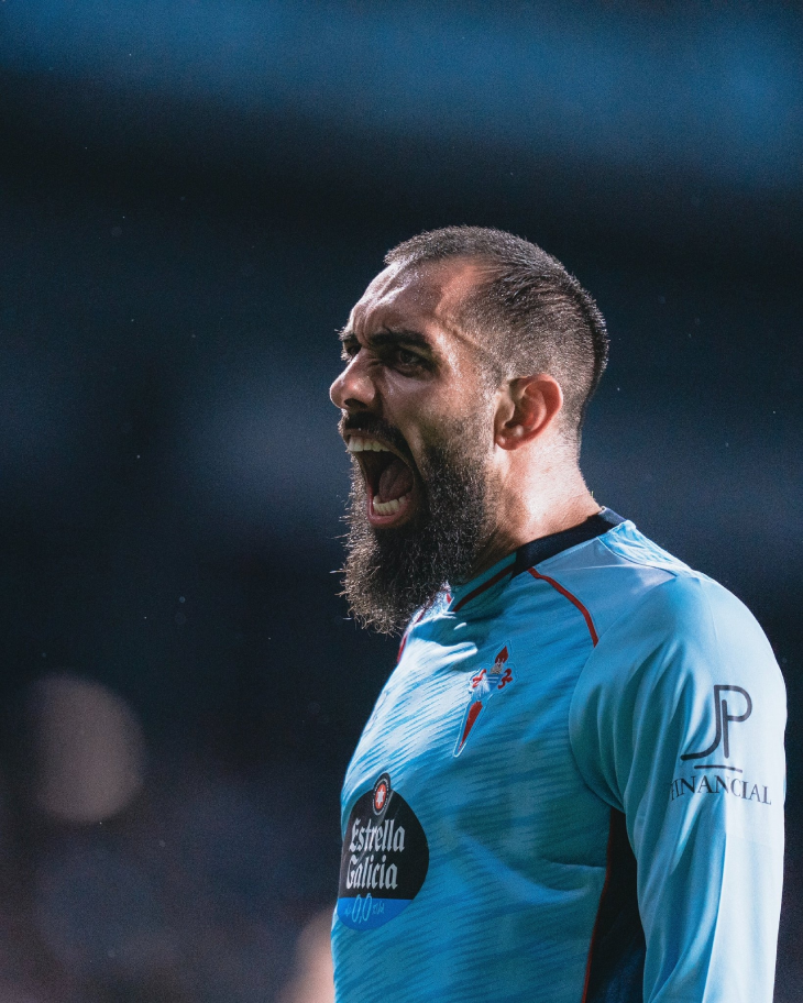 Борха Иглесиас празднует гол