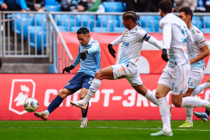 Химми Марин бьёт по воротам «Зенита»