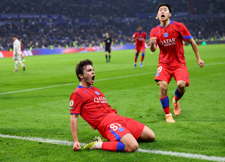 Жоау Невеш празднует гол