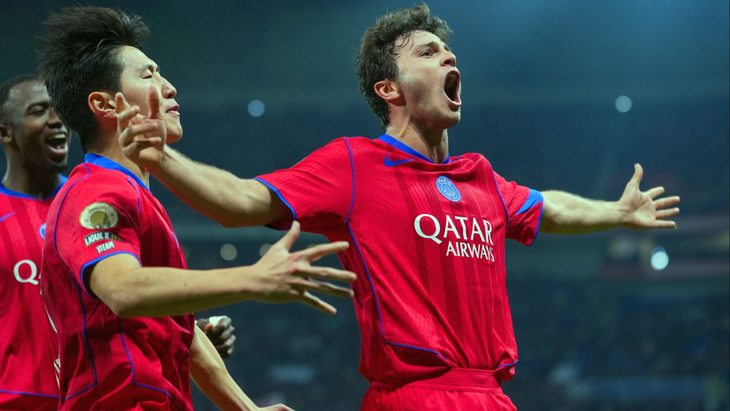 Жоау Невеш празднует гол