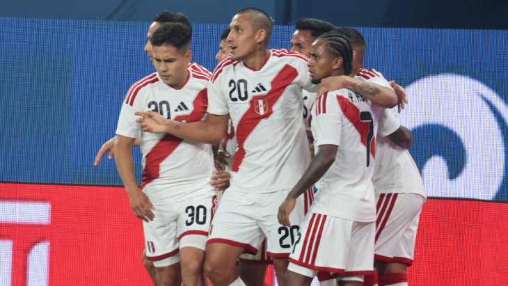 Игроки сборной Перу празднуют гол