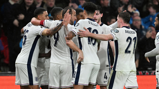 Игроки сборной Англии празднуют гол 