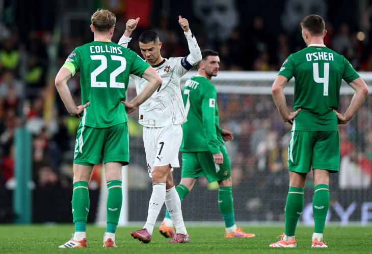 Роналду уходит с поля после удаления