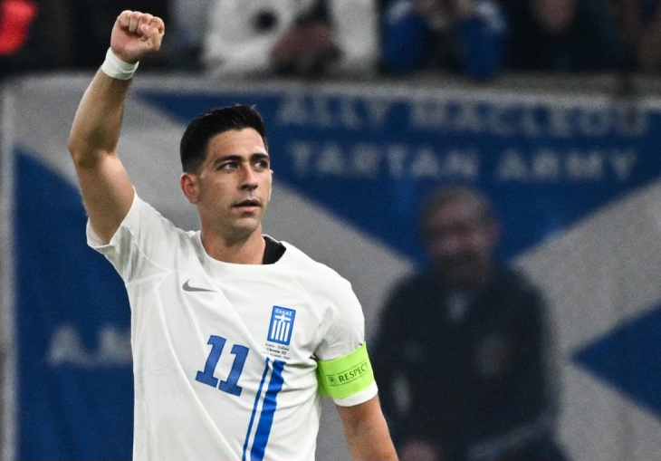 Анастасиос Бакасетас празднует гол