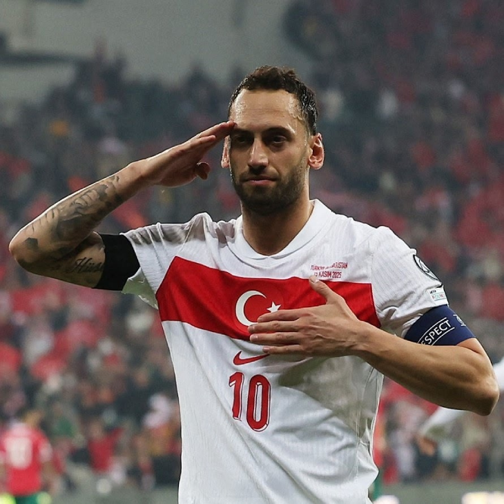 Хакан Чалханоглу празднует гол