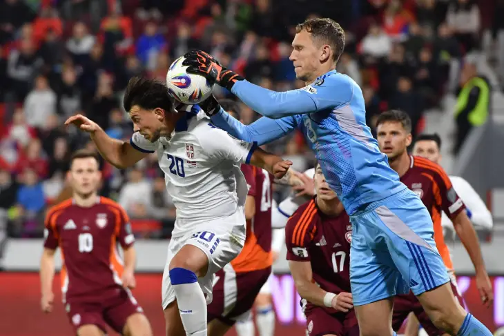 Угловыми сербы пытаются наладить игру